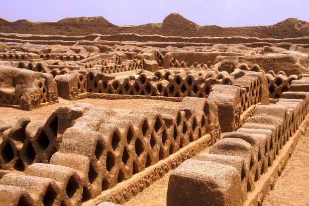 Chan Chan édifiée en adobe avec murailles, palais, habitations, canaux. (Géo Karl Heinz)