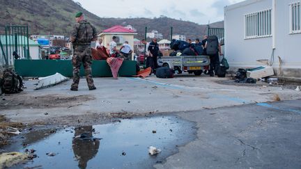 L'armée française sécurise l'accès à l'aéroport de Saint-Martin, le 10 septembre 2017, après le passage de l'ouragan Irma et les pillages qui ont eu lieu. (MAXPPP)