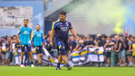 Oswald Tanchot, l'entraîneur du FC Sochaux lors d'un rassemblement en soutien au club, le 8 juillet 2023 à Montbéliard. (LIONEL VADAM  / MAXPPP)