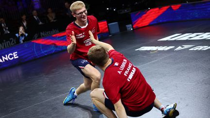 Félix Lebrun et son frère Alexis après leur victoire en double contre la Suède aux championnats d'Europe à Linz (Autriche), le 20 octobre 2024. (ANNA SZILAGYI / AFP)