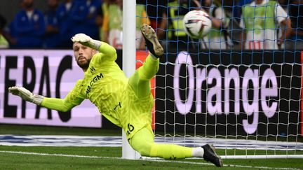 Le gardien de l'OM, Ruben Blanco, spécialement entré pour les tirs au but, n'a arrêté aucune tentative du Panathinaïkos, mardi 15 août au Vélodrome, à Marseille. (CHRISTOPHE SIMON / AFP)