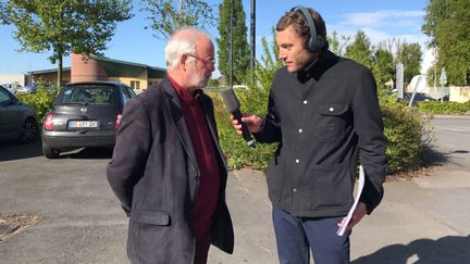 Devant la friche de son ancienne usine, Bernard Ethuin, ex-syndicaliste CGT d'Usinor de Denain, explique l'impact qu'a eu la fermeture du site.&nbsp; (CHARLOTTE MATTOUT / RADIO FRANCE)