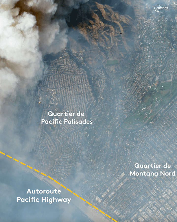 Une vue satellite des fumées et de l'incendie de Pacific Palisades, dans le nord-ouest de Los Angeles (Californie, Etats-Unis), le 8 janvier 2025. (PLANET LABS PBC / FRANCEINFO)