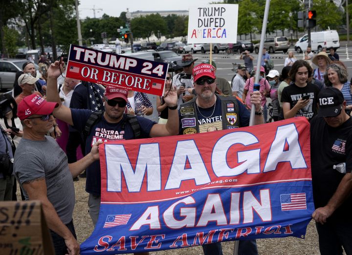 Des soutiens de Donald Trump devant un tribunal à Washington (Etats-Unis) le 3 août 2023, dans le cadre de son inculpation pour avoir tenté d'inverser le résultat de l'élection présidentielle de 2020. (DREW ANGERER / GETTY IMAGES NORTH AMERICA / AFP)