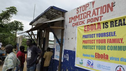 Des soldats lib&eacute;riens contr&ocirc;lent la population &agrave; Bomi County (Liberia) pour lutter contre la propagation du virus Ebola, le 11 ao&ucirc;t 2014. (REUTERS)