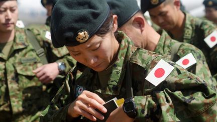 Les casques bleus japonais sont chargés de défendre les camps de l'ONU en cas d'attaque menée par des insurgés. Ils peuvent désormais tirer des coups de semonce pour faire reculer un groupe armé ou des émeutiers. Ils ont aussi la possibilité de répondre à des tirs s’ils sont attaqués ou s'ils se sentent en danger de mort. Cette évolution est inédite depuis la Seconde guerre mondiale. (Bullen CHOL / Anadolu Agency)