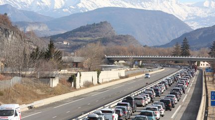 Des embouteillages sur l'A51, le 11 février 2017, avant le péage de La Saulce (Hautes-Alpes). (MAXPPP)