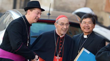 A gauche, Ralph Napierski,&nbsp;d&eacute;guis&eacute; en &eacute;v&ecirc;que, lors d'une r&eacute;union de cardinaux au Vatican, le 4 mars 2013.&nbsp; (VINCENZO PINTO / AFP)