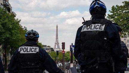 Des policiers à vélo à Paris, le 8 avril 2021 (photo d'illustration). (RICCARDO MILANI / HANS LUCAS)