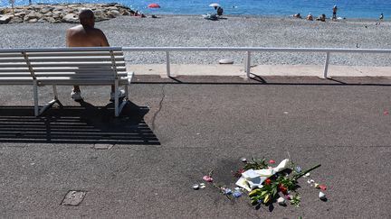 Un bouquet de fleurs d&eacute;pos&eacute; sur la promenade des Anglais &agrave; Nice le 17 juillet 2016 en hommage aux victimes de l'attentat au camion commis lors du 14-Juillet. (ANNE-CHRISTINE POUJOULAT / AFP)