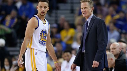 Stephen Curry et son entraîneur Steve Kerr (Golden State Warriors) (EZRA SHAW / GETTY IMAGES NORTH AMERICA)