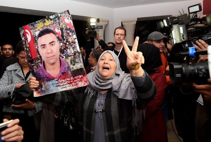 La mère d'une victime de la torture pendant les auditions le 17 septembre 2016 (AFP - Fethi Belaïd)