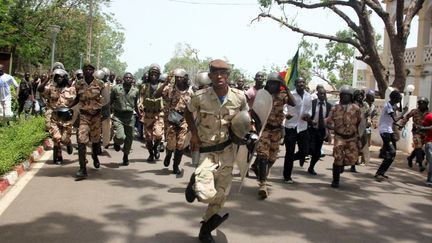 La garde pr&eacute;sidentielle intervient lors d'une manifestation le 21 mai 2012 &agrave; Bamako (Mali), alors qu'un accord vient d'&ecirc;tre sign&eacute; entre la junte et la Communaut&eacute; &eacute;conomique des Etats d'Afrique de l'Ouest pour d&eacute;signer Dioncounda Traor&eacute; comme pr&eacute;sident de transition.&nbsp; (HABIBOU KOUYATE / AFP)