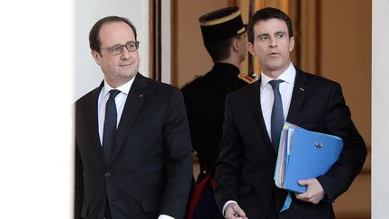 François Hollande et Manuel Valls à la sortie du Conseil des ministres à l'Elysée le 10 février 2016 (STEPHANE DE SAKUTIN / AFP)