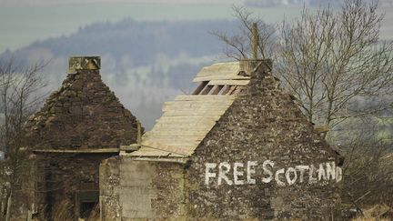 YES - Une batisse abandonn&eacute;e sert de support au slogan des ind&eacute;pendantistes pr&egrave;s de Blackford (Ecosse), le 10 janvier 2012. (RUSSELL CHEYNE / REUTERS)