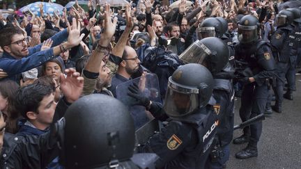 Des partisans du référendum d'indépendance en Catalogne face à la police espagnole, le 1er octobre 2017 à Barcelone.&nbsp; (ANDREA BALDO / LIGHTROCKET / GETTY IMAGES)