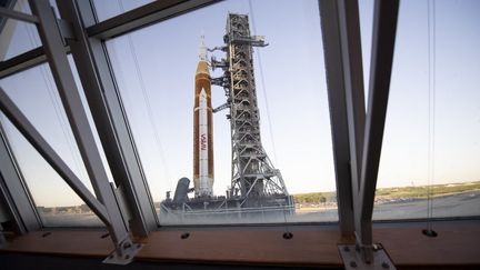 La fusée SLS de la Nasa sur le pas de tir du centre spatial Kennedy, en Floride, le 17 mars 2022. (JOEL KOWSKY / NASA / AFP)