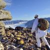 Un explorateur anonyme, au sommet du cap Greg, au Groenland.&nbsp; (PIERRE VERNAY / BIOSPHOTO / AFP)