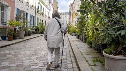 Une personne âgée marche dans une rue à Paris, le 13 septembre 2024. (ANTOINE BOUREAU / HANS LUCAS / AFP)