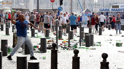 Le rappeur&nbsp;K Rhym le Roi jette une bouteille en direction des supporters anglais, le 11 juin 2016 à Marseille (Bouches-du-Rhône). (JEAN CHRISTOPHE MAGNENET / AFP)