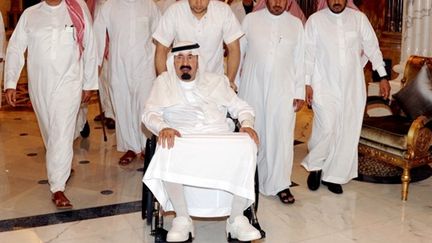 Le roi Abdallah d'Arabie Saoudite, sur une chaise roulante, à Riad, le 23/11/11 (AFP)