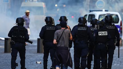 Des policiers à Marseille le 1er juillet 2023, lors des émeutes qui ont suivi la mort de Nahel. (CLEMENT MAHOUDEAU / AFP)