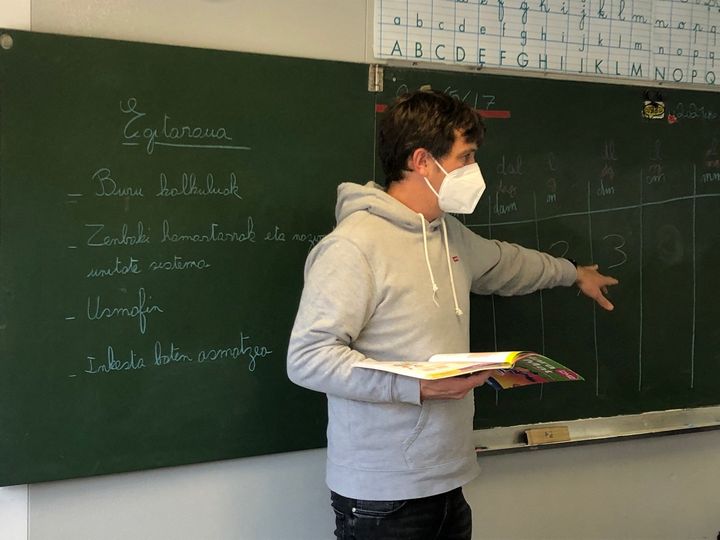 Le professeur de langue basque en plein cours avec sa classe de CM2 à l'école&nbsp;Oihana Ikastola de Bayonne. (ALEXIS MOREL / RADIO FRANCE)