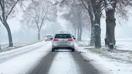 Circulation difficile sur une route départementale enneigée du Bas-Rhin dans le secteur d'Entzheim, le 23 janvier 2019.&nbsp; (MAXPPP)