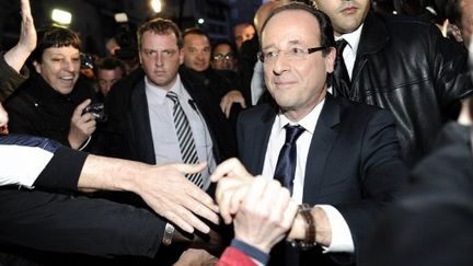 François Hollande au milieu de la foule, le 6 mai à Tulle (FRED DUFOUR / AFP)