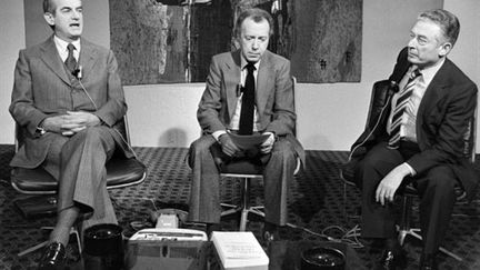 Joseph Pasteur entre Alain Peyrefitte (g) et Honoré Gevaudan (d) sur le plateau des Dossiers de l'écran (novembre 1979) (AFP / Jean-Claude Delmas)