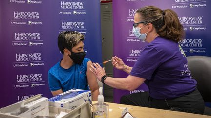 Un Américain de 12 ans reçoit une première dose du vaccin Pfizer-BioNTech, le 13 mai 2021 à Seattle, dans l'Etat de Washington (Etats-Unis).&nbsp; (DAVID RYDER / GETTY IMAGES NORTH AMERICA / AFP)