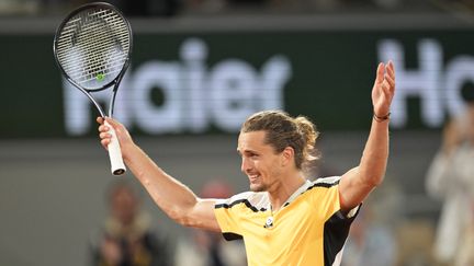 Alexander Zverev célébrant sa victoire face à Holger Rune en huitièmes de finale de Roland-Garros, le 3 juin 2024 (BERTRAND GUAY / AFP)