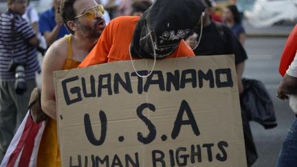 Des manifestants protestent contre la violation des droits de l'Homme dans la prison militaire américaine de Guantanamo, le 9 avril 2015 à Panama  (AFP/Johan Ordonez)