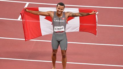 Le Canadien Andre de Grasse s'est imposé en finale du 200 m des Jeux olympiques de Tokyo, mercredi 4 août 2021. (TIZIANA FABI / AFP)