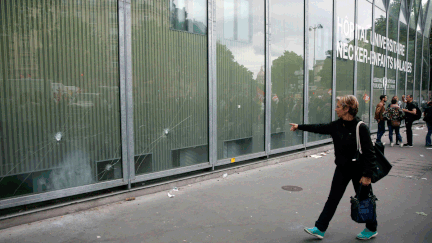 &nbsp; (Une femme montre les destruction sur la façade de l'hôpital Necker après la manifestation contre la loi travail le 14 juin 2016 à Paris © MaxPPP)