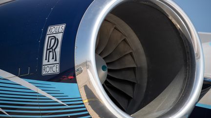 Un moteur Rolls-Royce sur un avion garé sur le tarmac de l'aéroport Albrecht Dürer de Nuremberg (Allemangne), le 8 avril 2020. (DANIEL KARMANN / DPA / AFP)