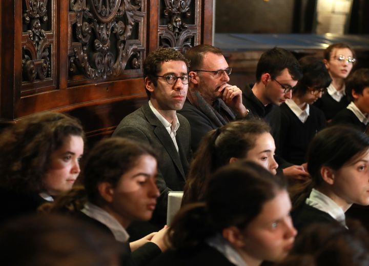 Henri Chalet, directeur artistique et chef de choeur principal de la maîtrise de Notre-Dame, le 18 avril 2019, après l'incendie de la cathédrale (JACQUES DEMARTHON / AFP)