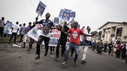 Des manifestants chantent et dansent lors d'un rassemblement de l'opposition le&nbsp;29 septembre 2018 à Kinshasa. (JOHN WESSELS / AFP)