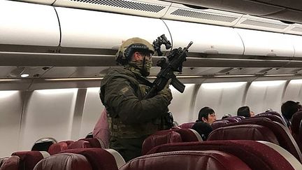 La police australienne intervient pour arrêter un&nbsp;Sri-Lankais ayant tenté de pénétrer, mercredi, 31 mai, en plein vol dans le cockpit d'un avion de Malaysia Airlines en affirmant avoir une bombe. (ANDREW LEONCELLI / AFP)