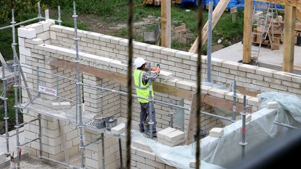 Un chantier de construction de logements étudiants à Arles, en mai 2024. (PHOTOPQR/LA PROVENCE/MAXPPP)