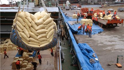  (Des sacs de riz de Corée du Sud en partance pour la Corée du Nord avant l'arrêt des exportations et de l'aide alimentaire vers le Nord  © SASSE/SIPA)