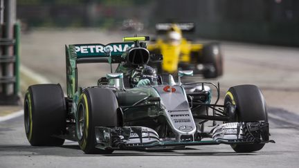 Nico Rosberg (Mercedes) chasse Lewis Hamilton (FRANCOIS FLAMAND / DPPI MEDIA)