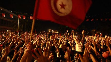 Des manifestants r&eacute;clament la d&eacute;mission du gouvernement devant l'Assembl&eacute;e constituante &agrave; Tunis (Tunisie), le 28 juillet 2013. (ANIS MILI / REUTERS)