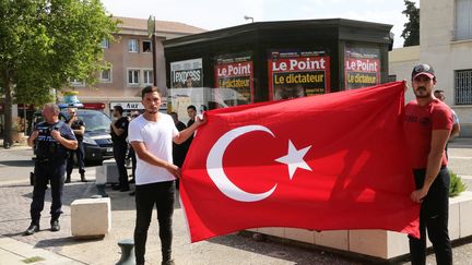 Des membres de la communauté turque du Pontet (Vaucluse) s'opposent à l'affichage de la couverture du "Point" sur le président Erdogan, le 26 mai 2018. (MAXPPP)