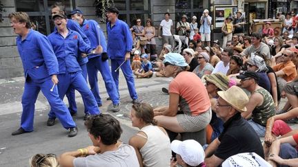 La troupe Zig Zazou en représentation dans les rues d&#039;Aurillac, été 2011
 (THIERRY ZOCCOLAN / AFP)