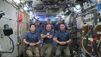 L'équipage de six astronautes à bord de la Station spatiale internationale, le 2 novembre 2015.&nbsp; (NASA TV / AFP)