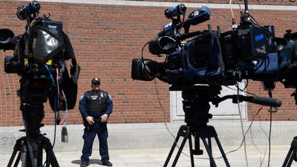 Un policier surveille l'entr&eacute;e du palais de justice de Boston (Massachusetts), devant les cam&eacute;ras de t&eacute;l&eacute;vision, le 1er mai 2013.&nbsp; (DARREN MCCOLLESTER / GETTY IMAGES )