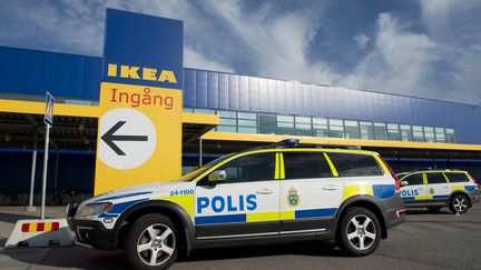 Une voiture de police est stationn&eacute;e devant le magasin Ikea o&ugrave; a eu lieu le double meurtre, le 10 ao&ucirc;t 2015.&nbsp; (JONATHAN NACKSTRAND / AFP)