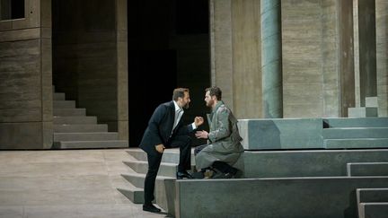 Étienne Dupuis (Don Giovanni), Philippe Sly (Leporello) dans "Don Giovanni" de Mozart, mis en scène par Ivo van Hove à Garnier.&nbsp; (Charles Duprat / Opéra national de Paris)