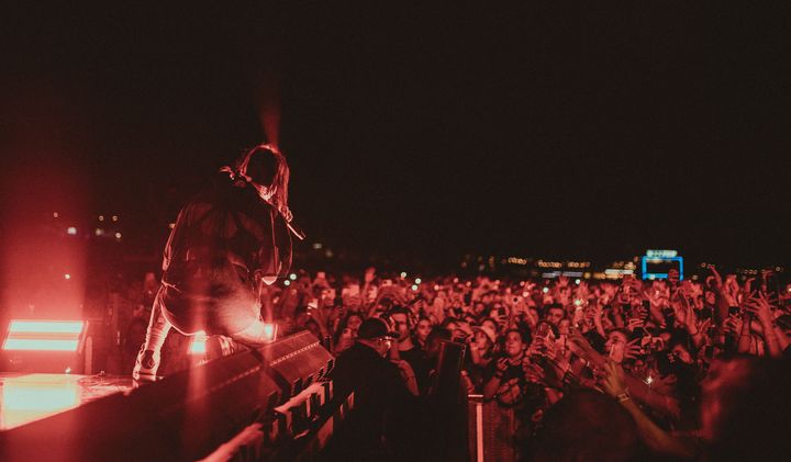 Billie Eilish sur scène au plus près de son public, mercredi 23 août 2023  lors de la soirée d'ouverture de Rock en Seine. (LOUIS COMAR)